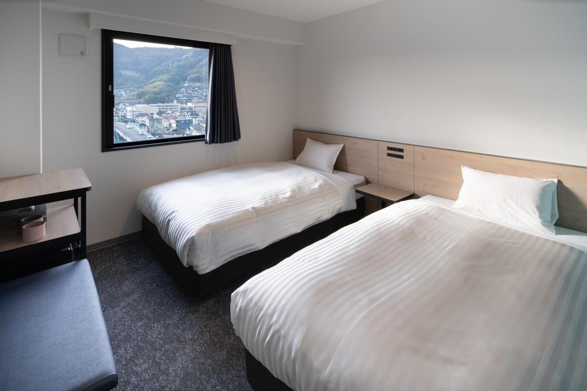 Standard Twin Room with Mountain View