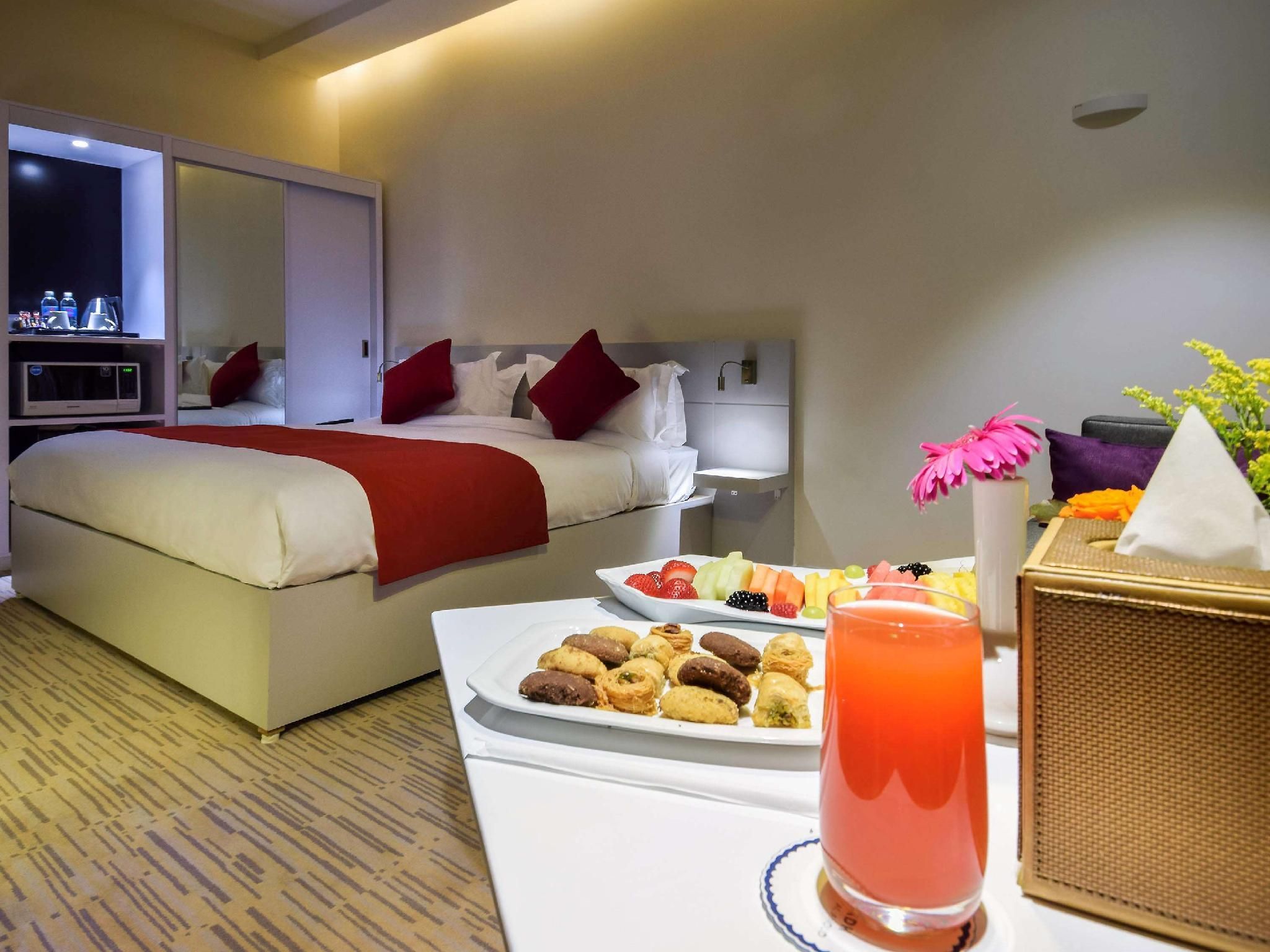 1 Queen Bed Junior Suite