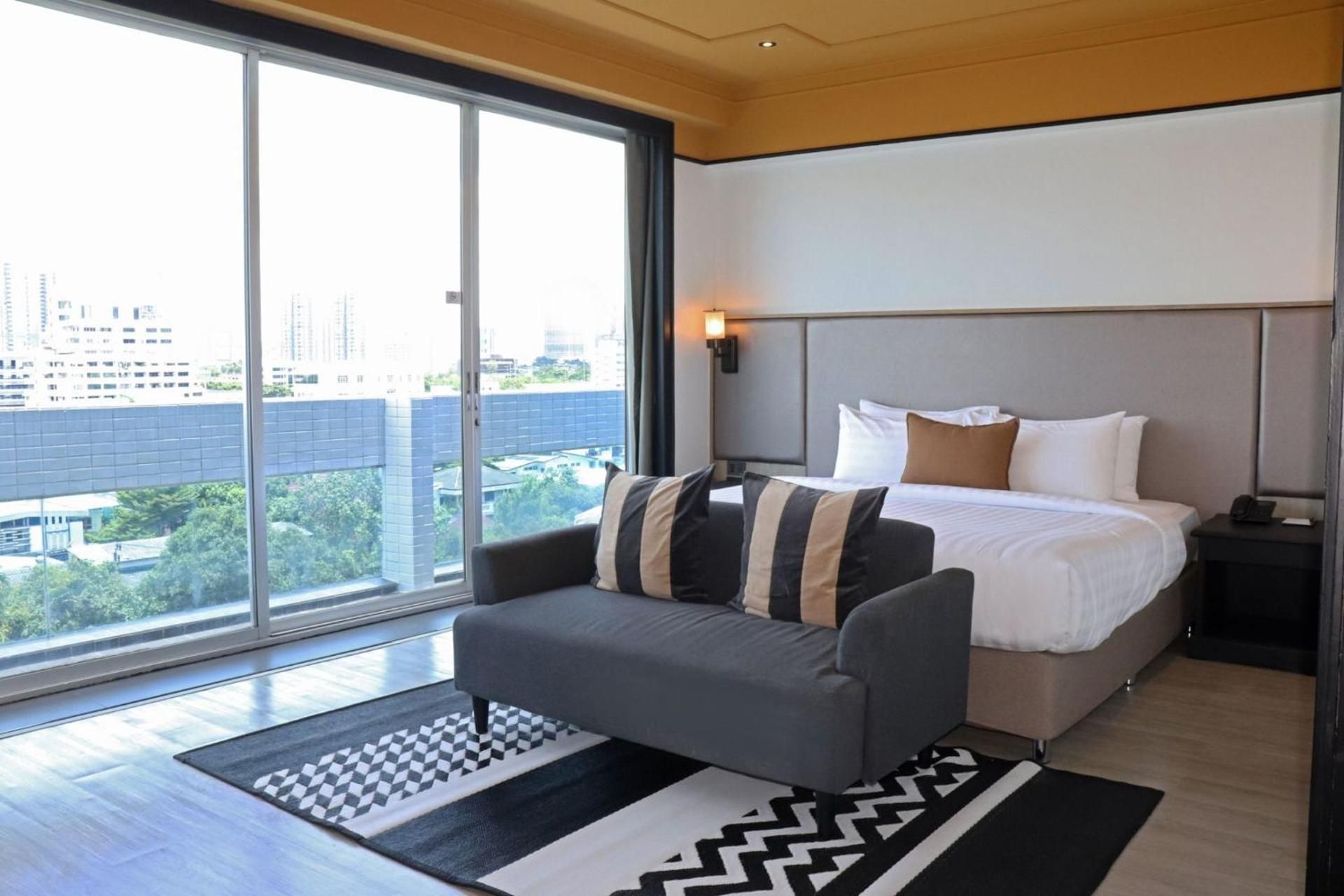 Deluxe Corner with Bathtub