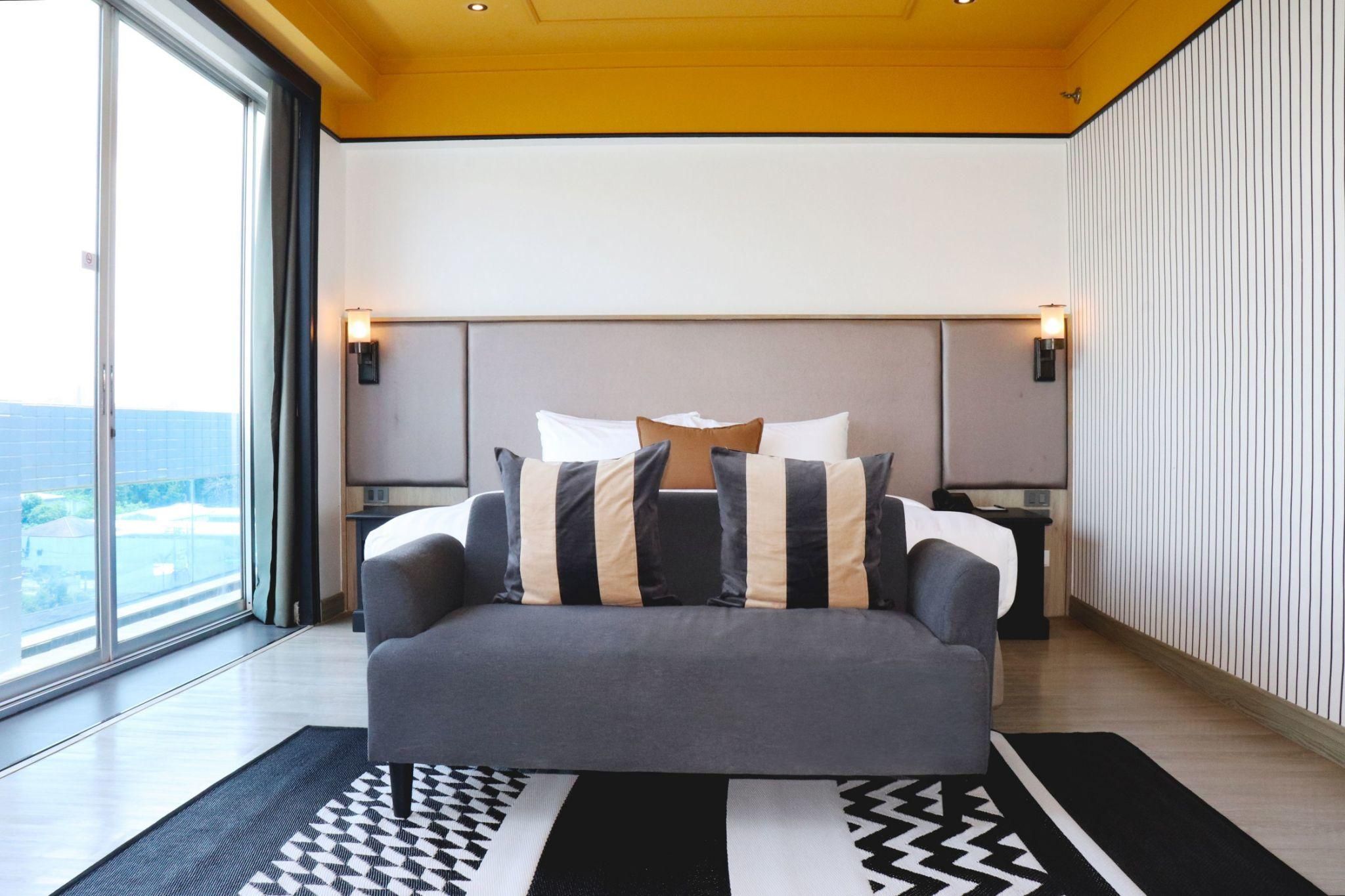 Deluxe Corner with Bathtub