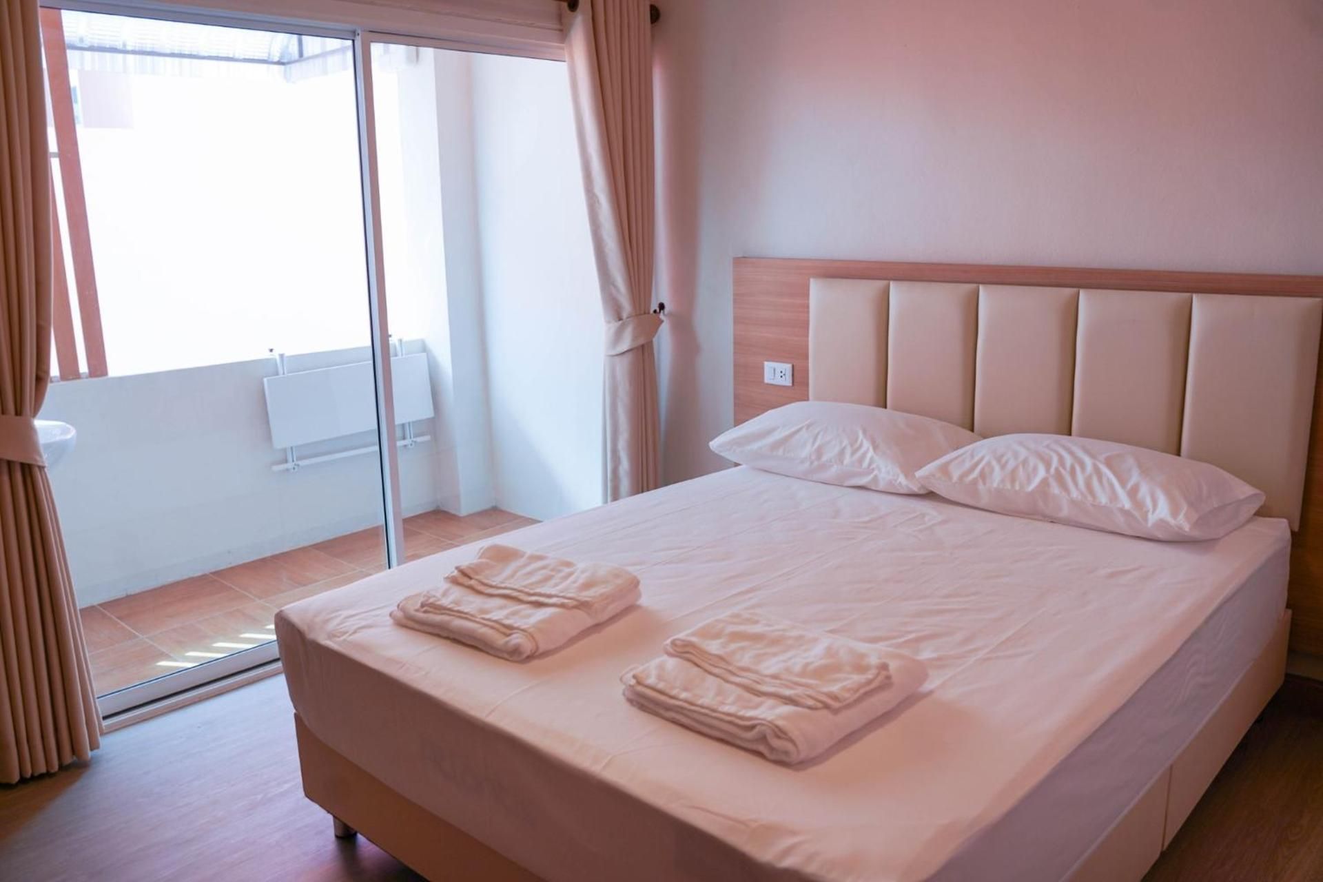 One-Bedroom Loft Apartment with One Queen Bed