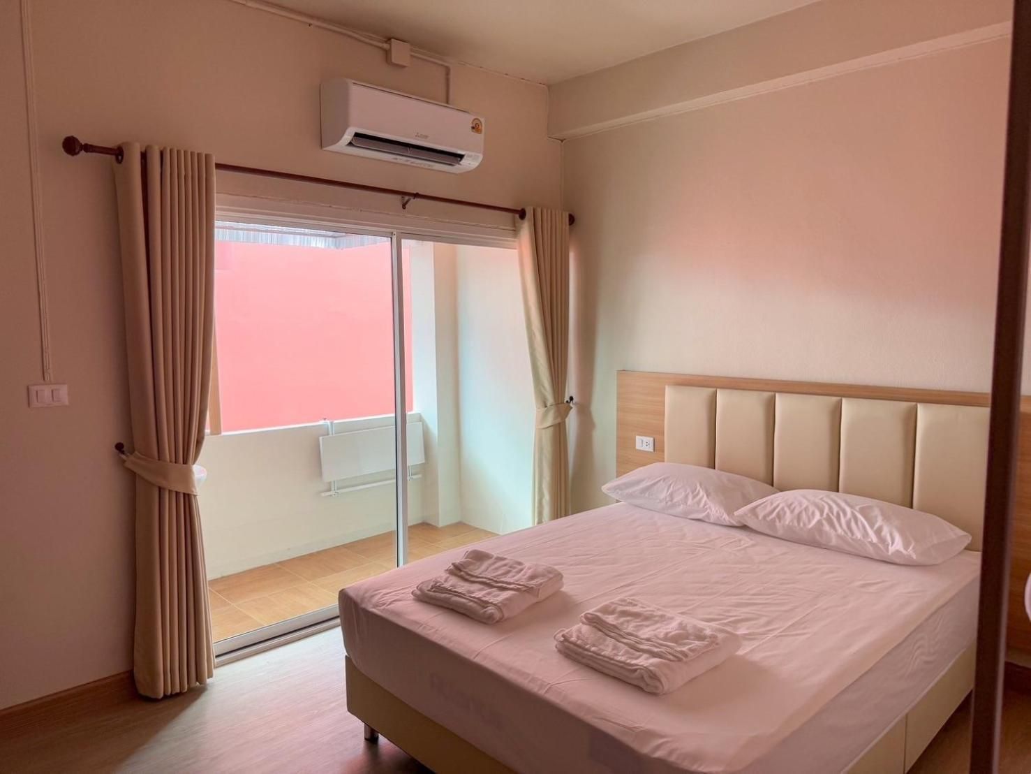 One-Bedroom Loft Apartment with One Queen Bed