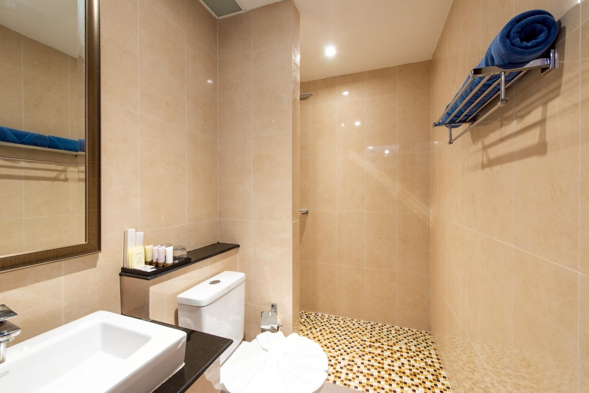 1 Bedroom Suite, 1 King, Sofa bed, Balcony