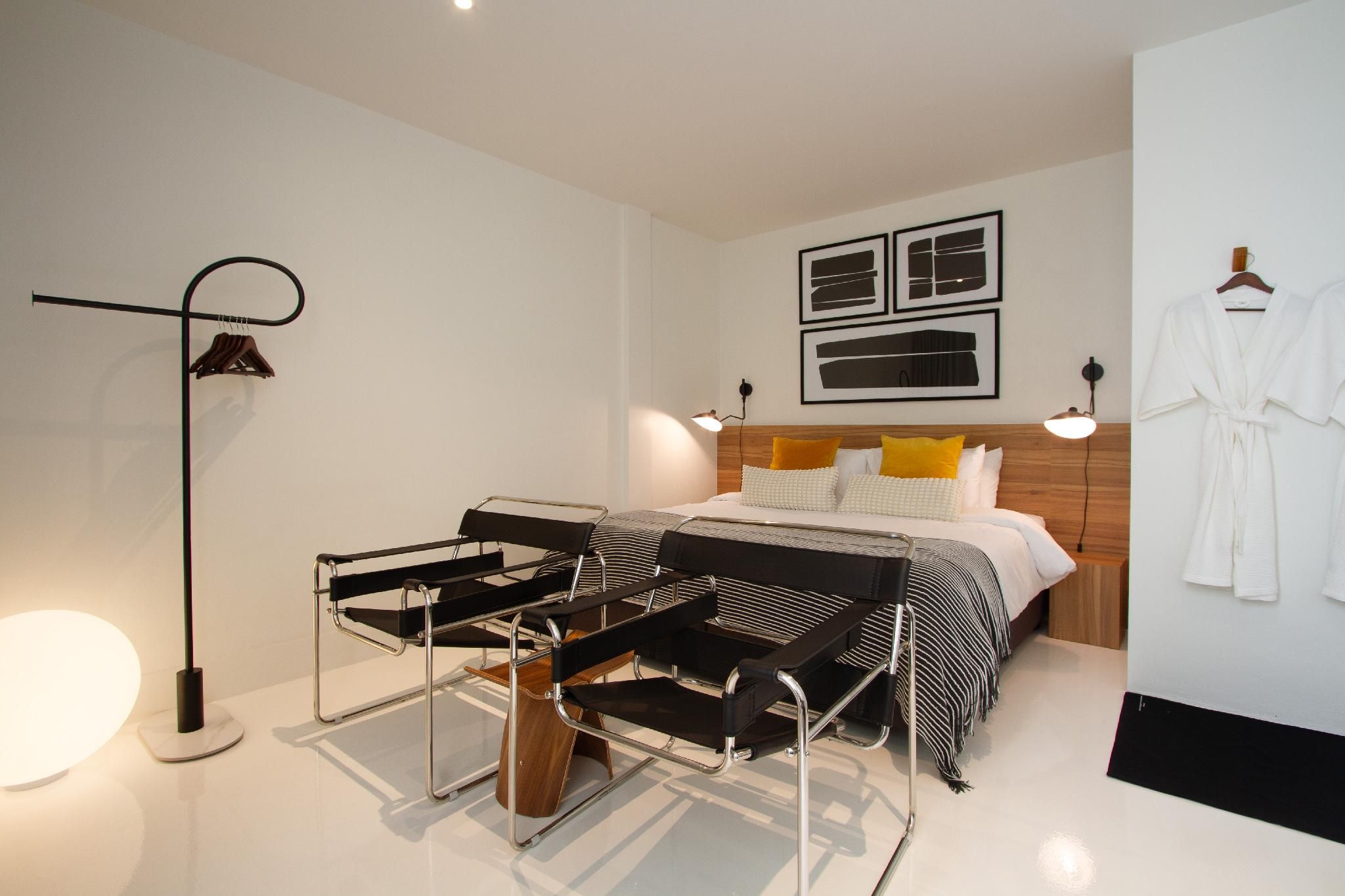 Deluxe with Bathtub