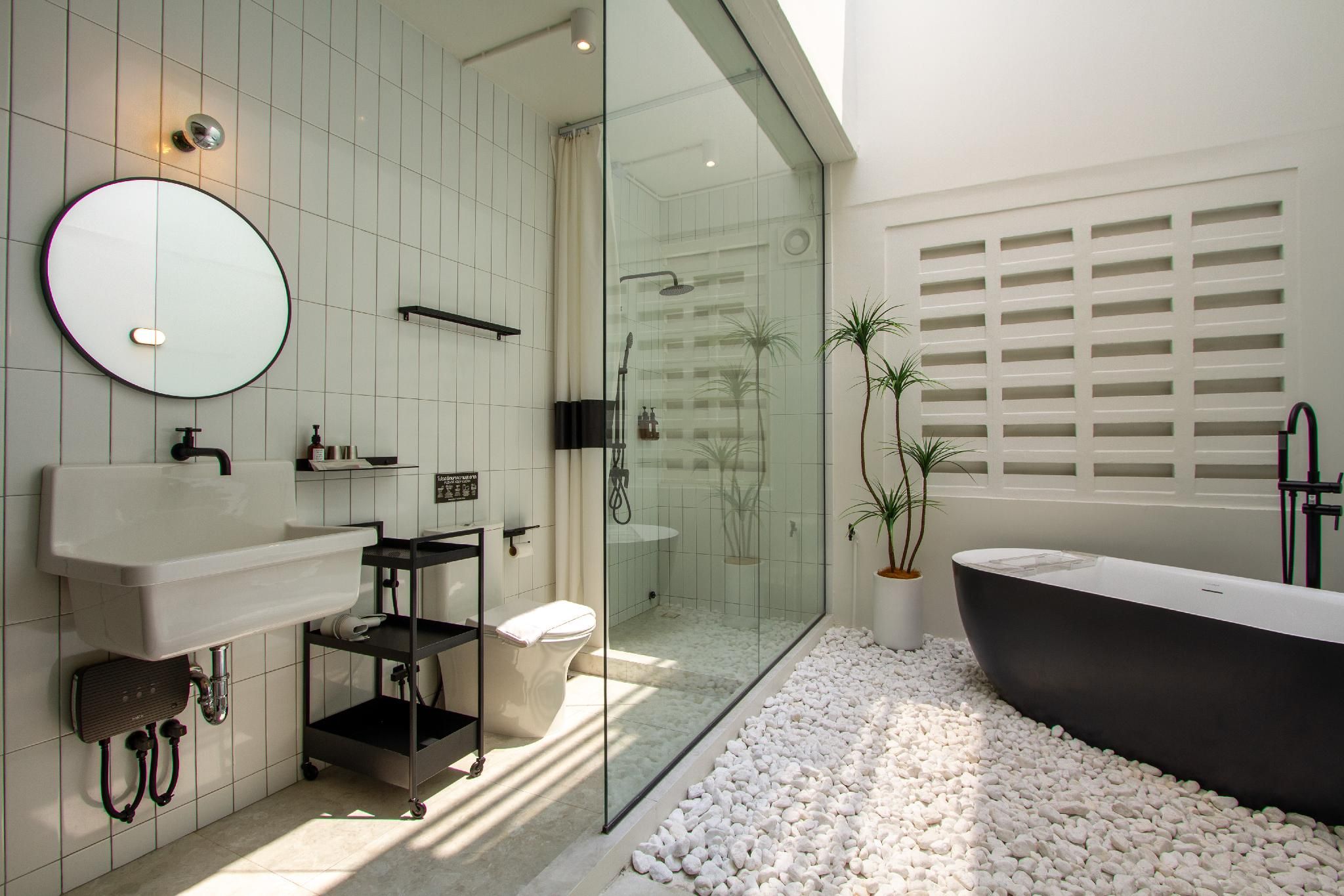 Deluxe with Bathtub