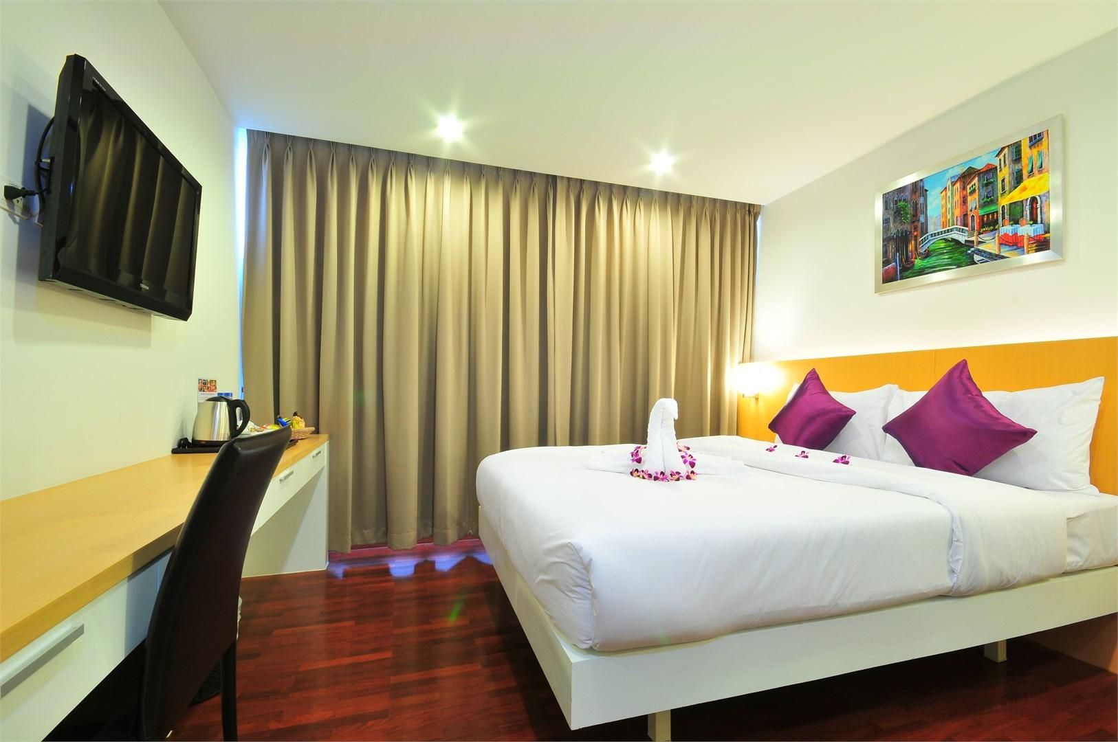 Deluxe - 1 King Bed