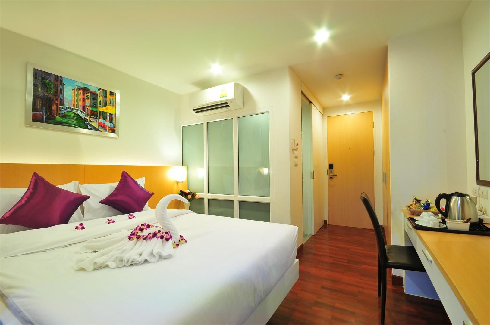 Deluxe - 1 King Bed