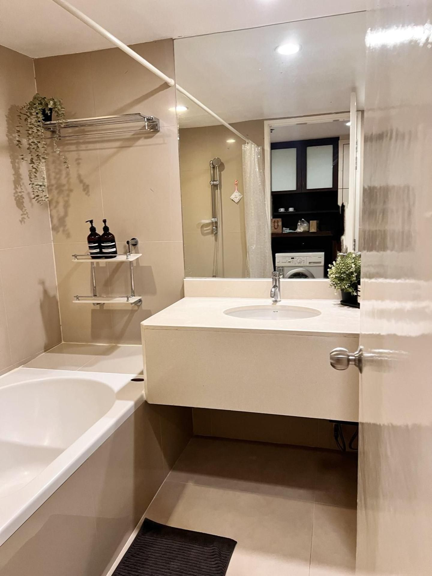 Studio Apartment with King Bed