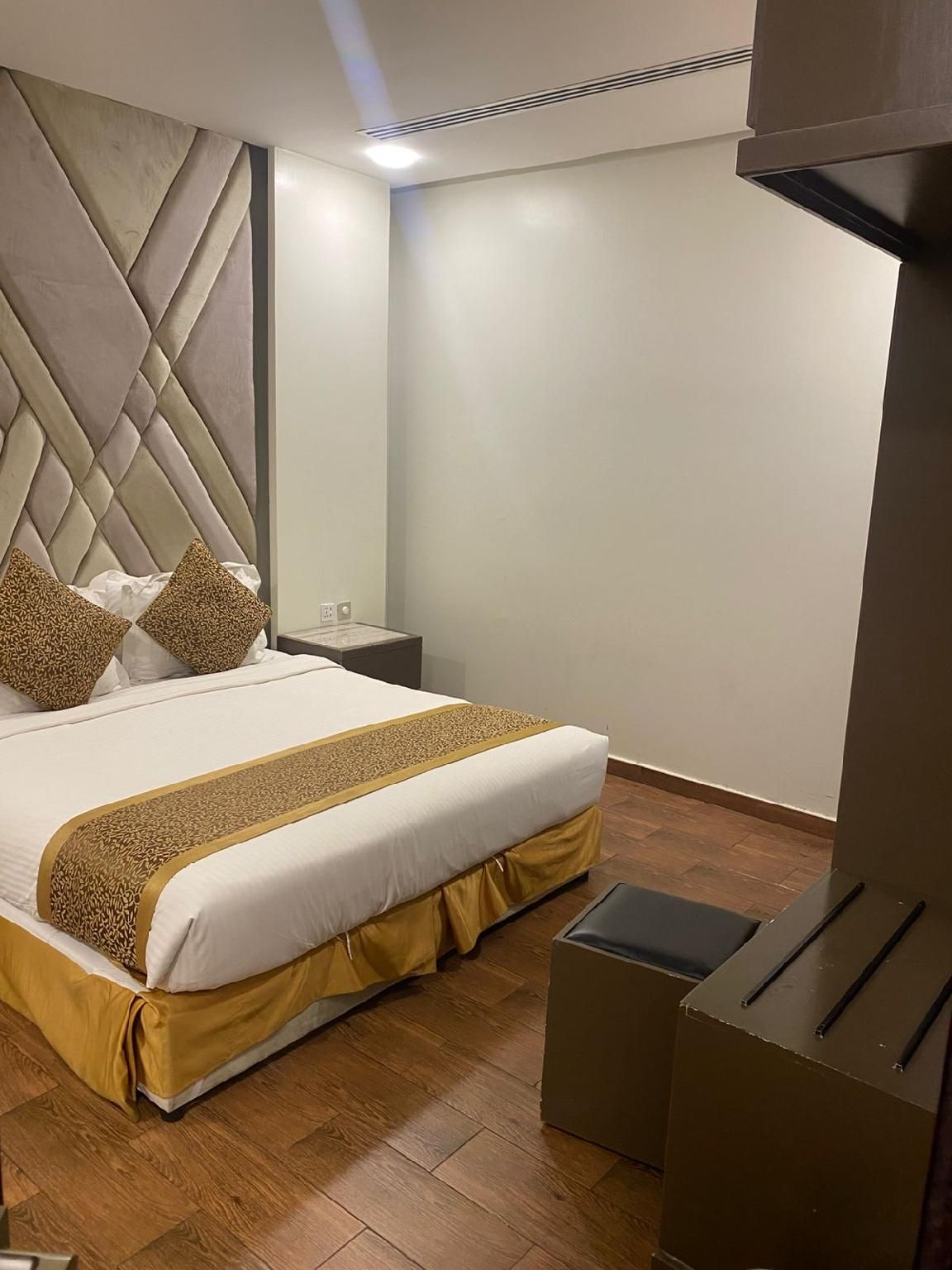 Reef Al Sharqiya Hotel Apartments King Deluxe Room - Room Only 2