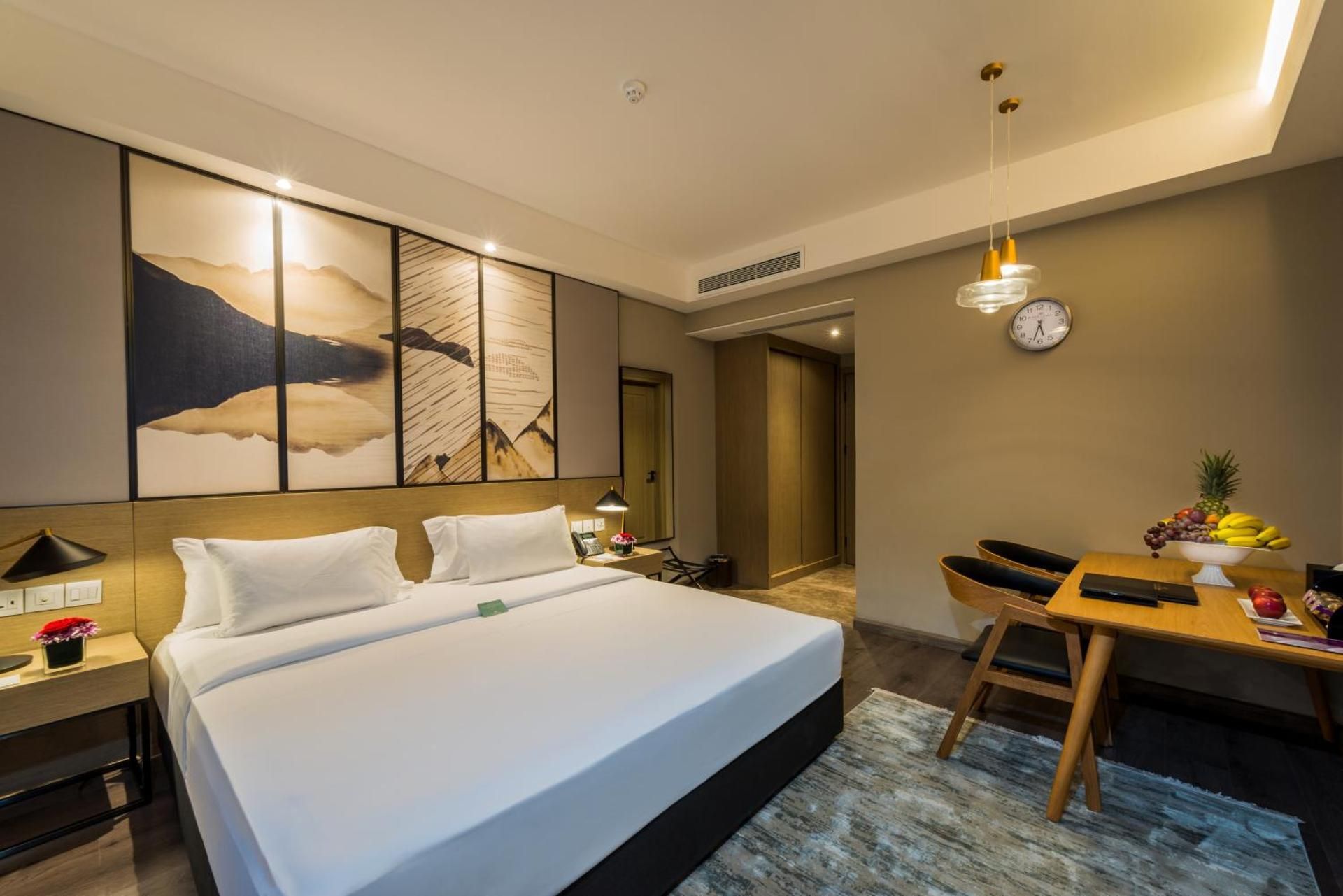 Boudl Corniche Hotel Standard Room with King Bed