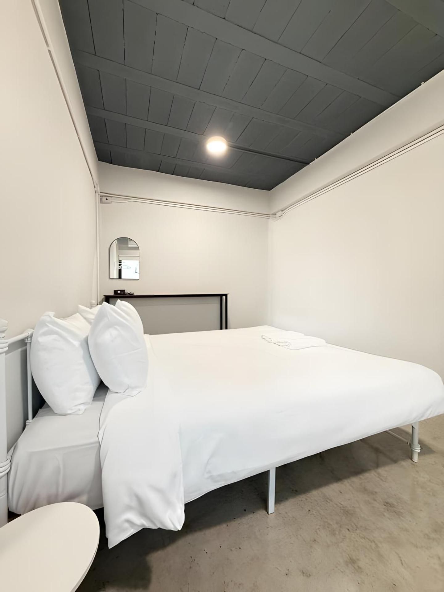 Yellow Place Sukhumvit 2 King Bed 2