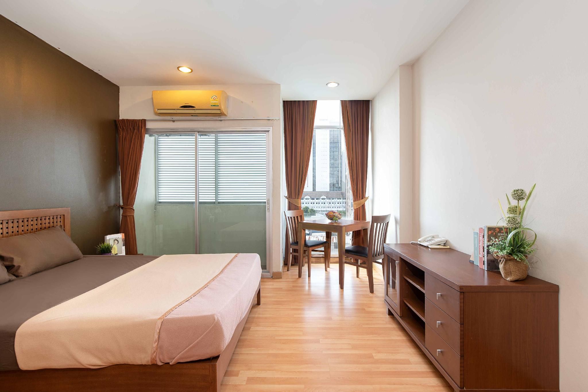 Deluxe Room with Bathtub