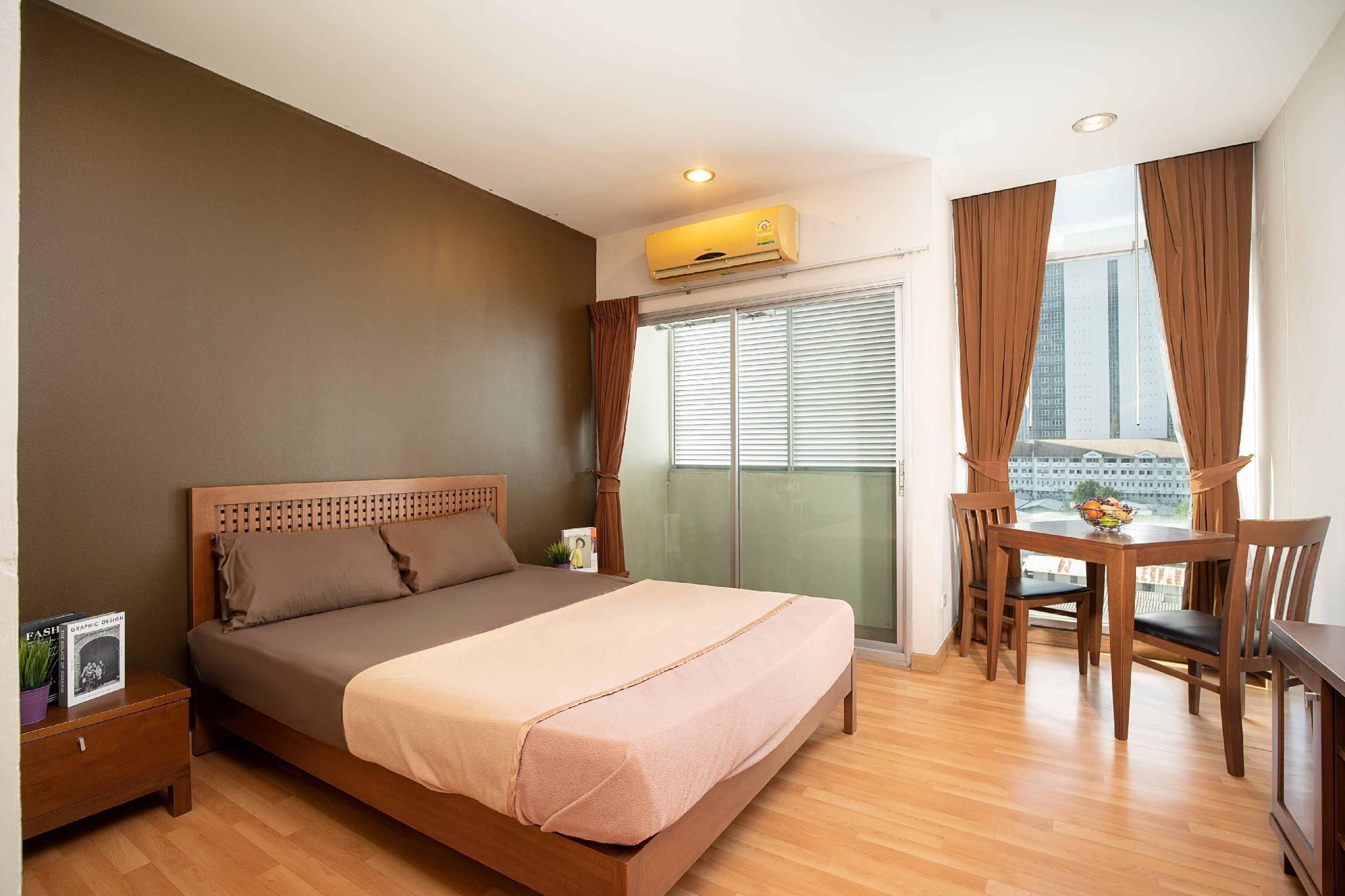 Deluxe Room with Bathtub