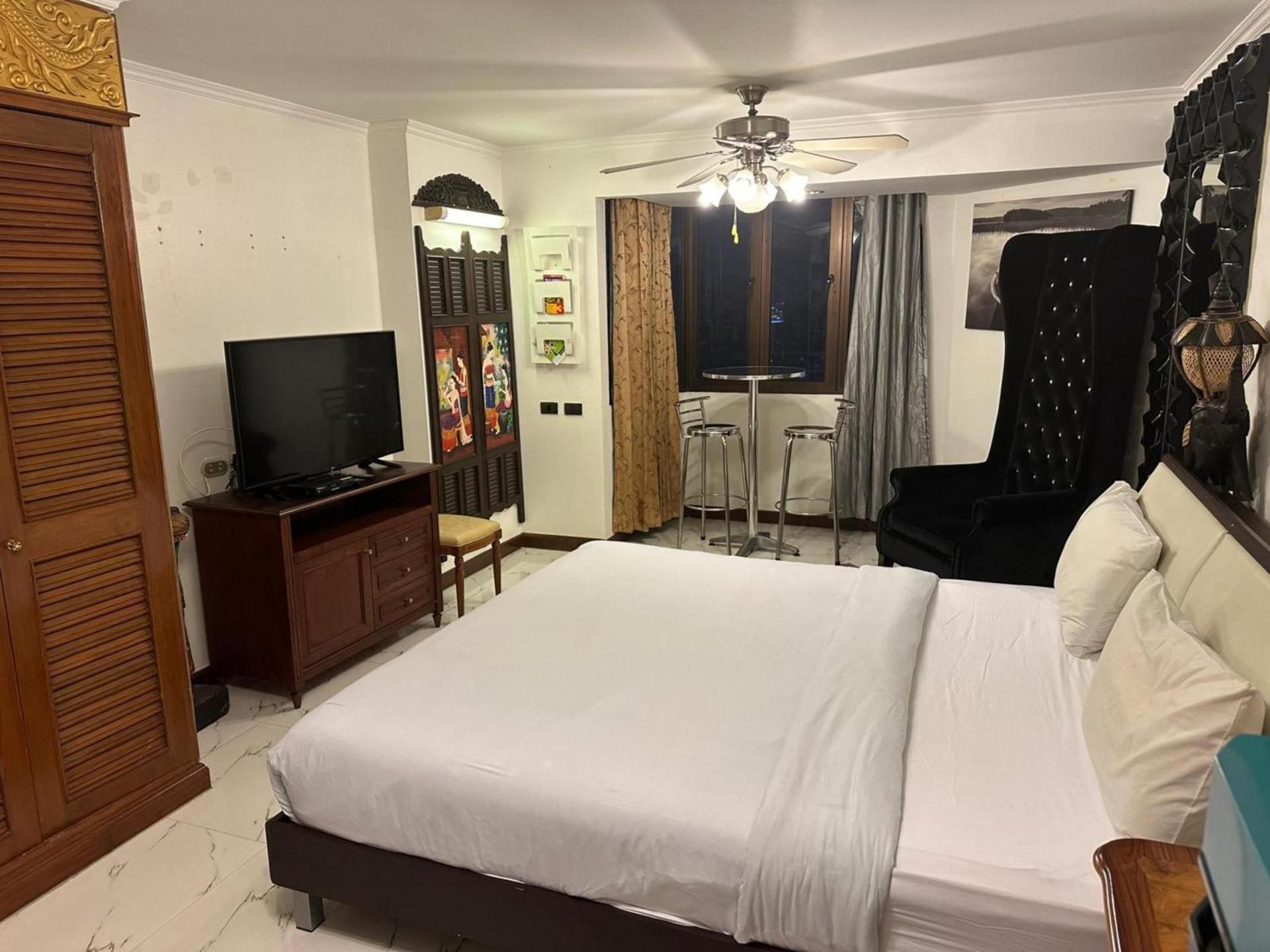 Studio Apartment with One Double Bed