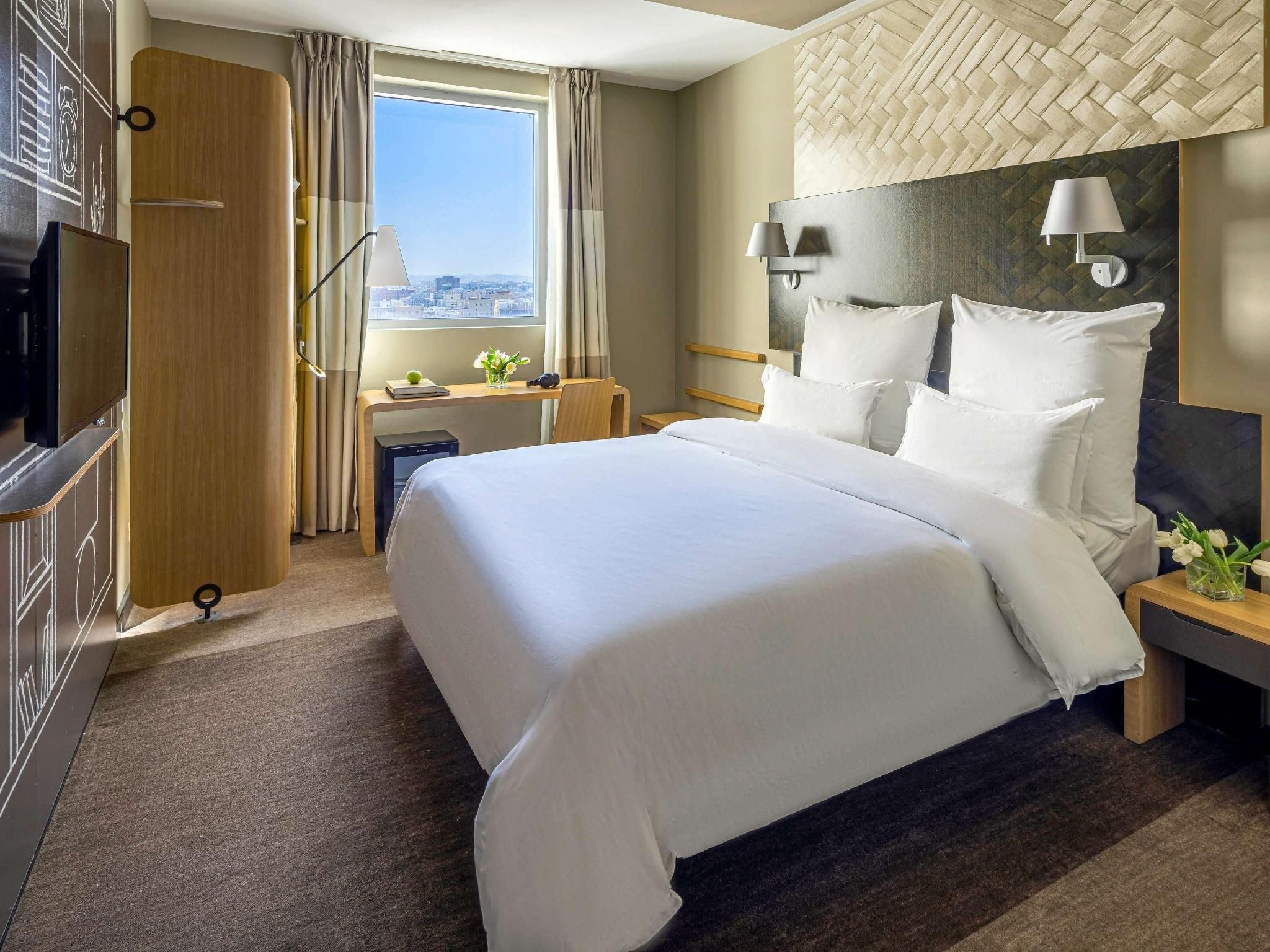 High Floor skyline view King Bed