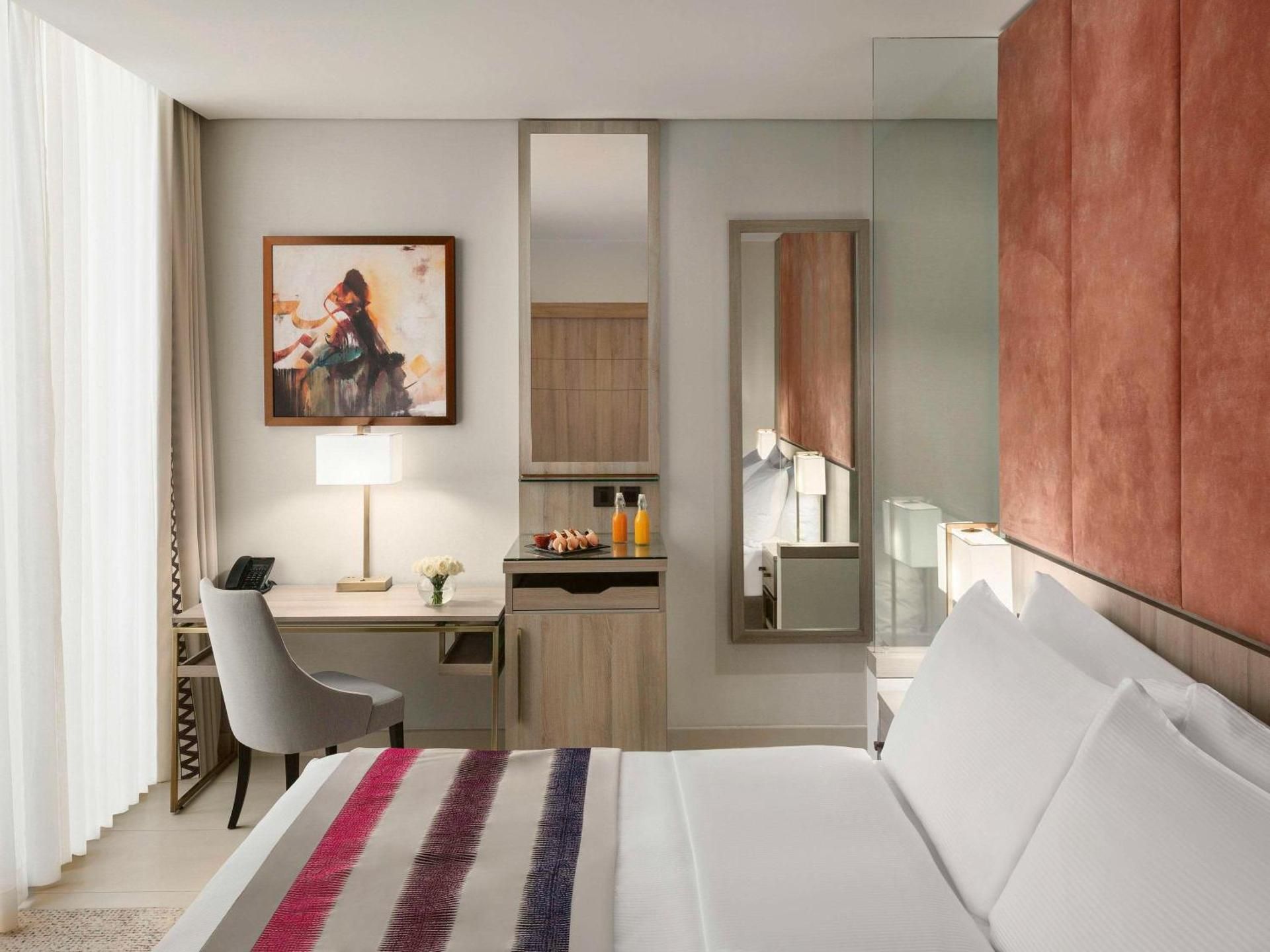 Movenpick Hotel Tahlia Jeddah Classic Room With 1 King Bed City Side