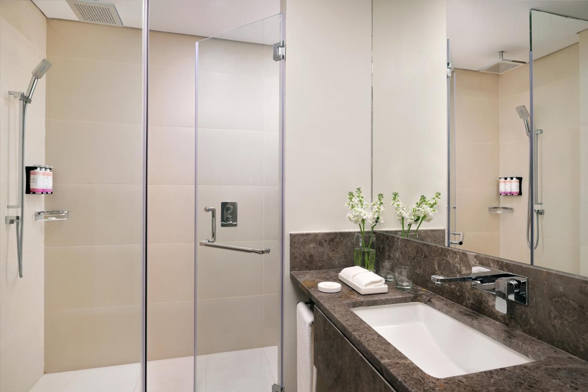 Movenpick Hotel Tahlia Jeddah Classic Room With 1 King Bed City Side 3