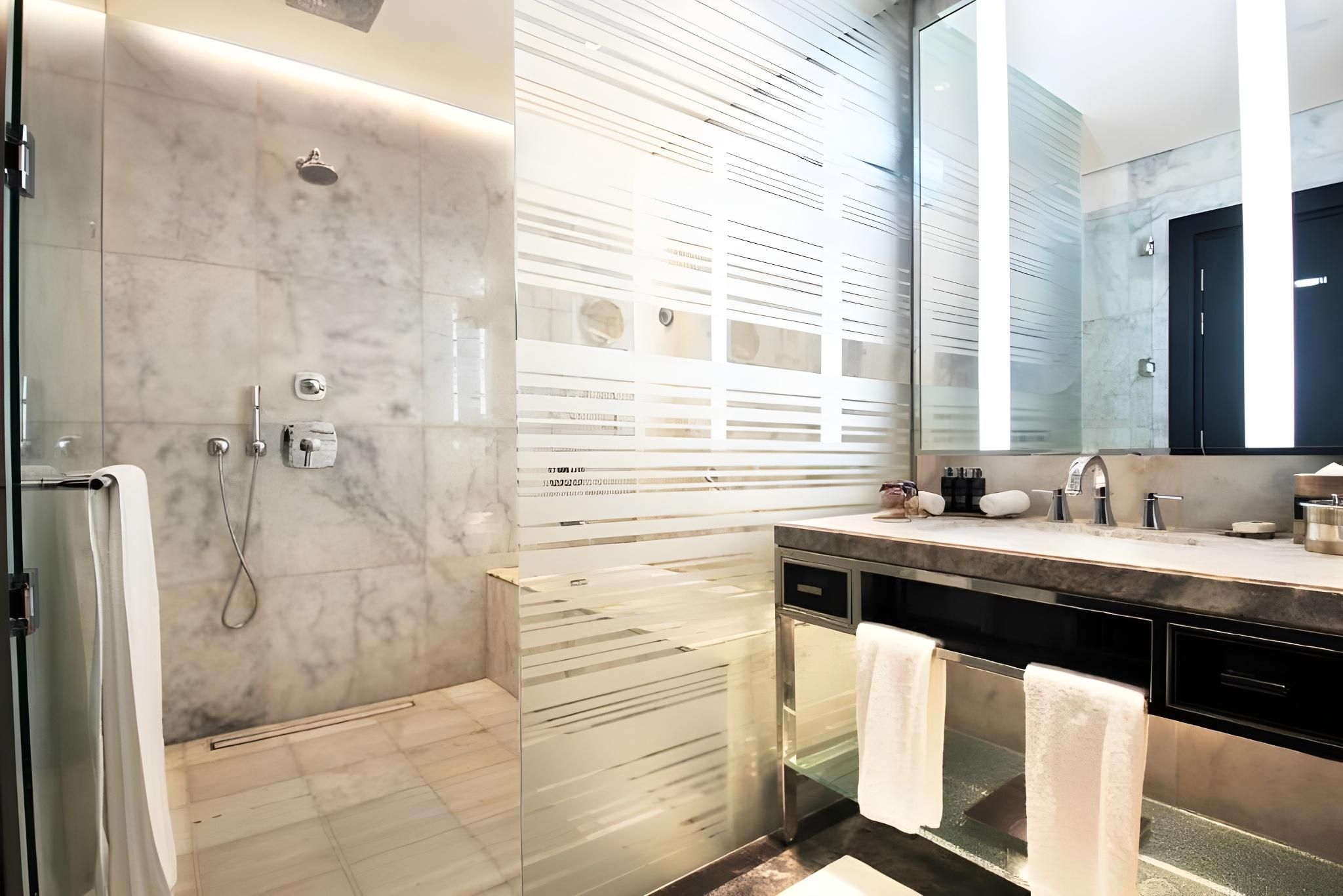 King Accessible One Bedroom Suite