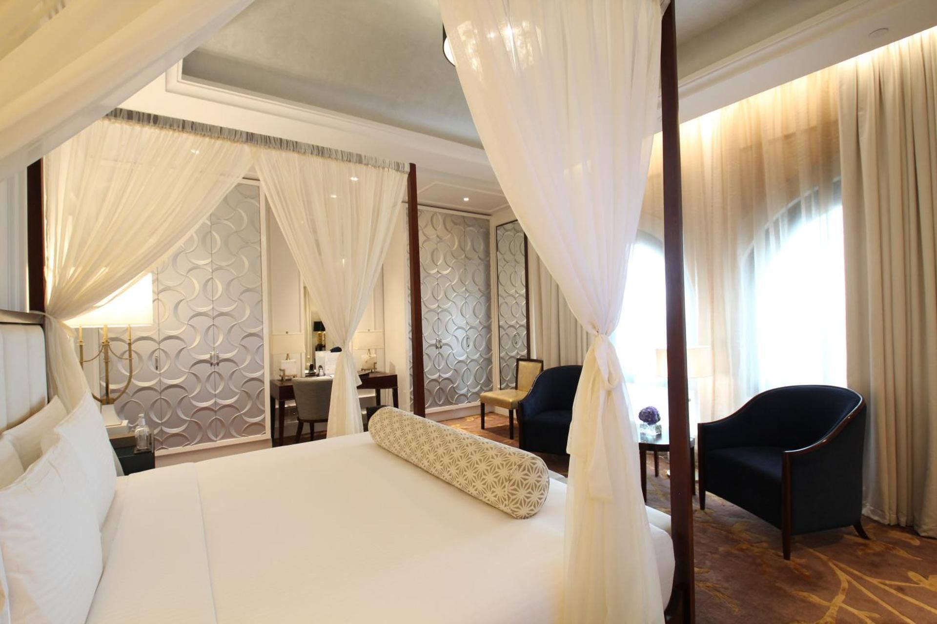Deluxe Presidential Suite