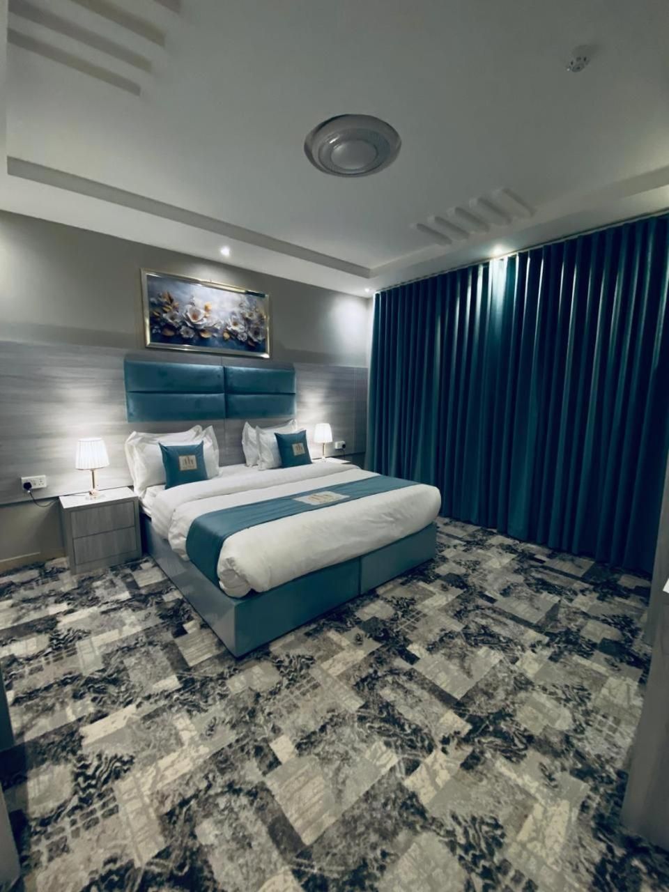 Deluxe One-Bedroom Apartment
