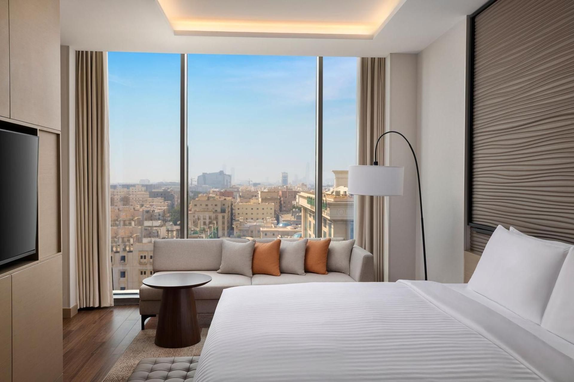 Executive, M Club lounge access, Guest room, 1 King, City view