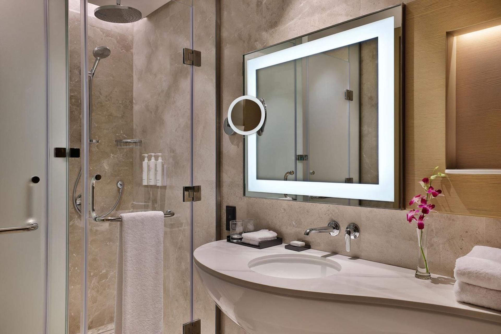 One-Bedroom Junior Suite - Club Lounge Access