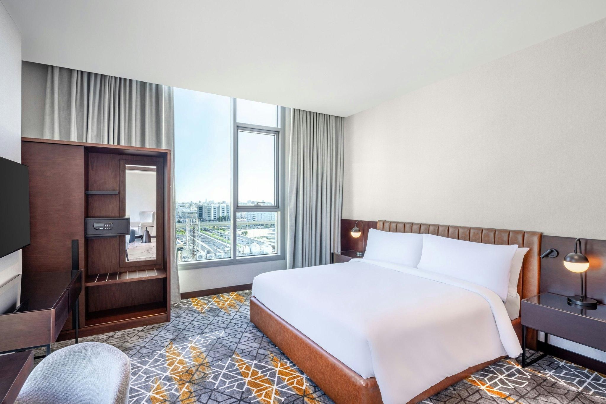 Deluxe, Guest room, 1 King, City view