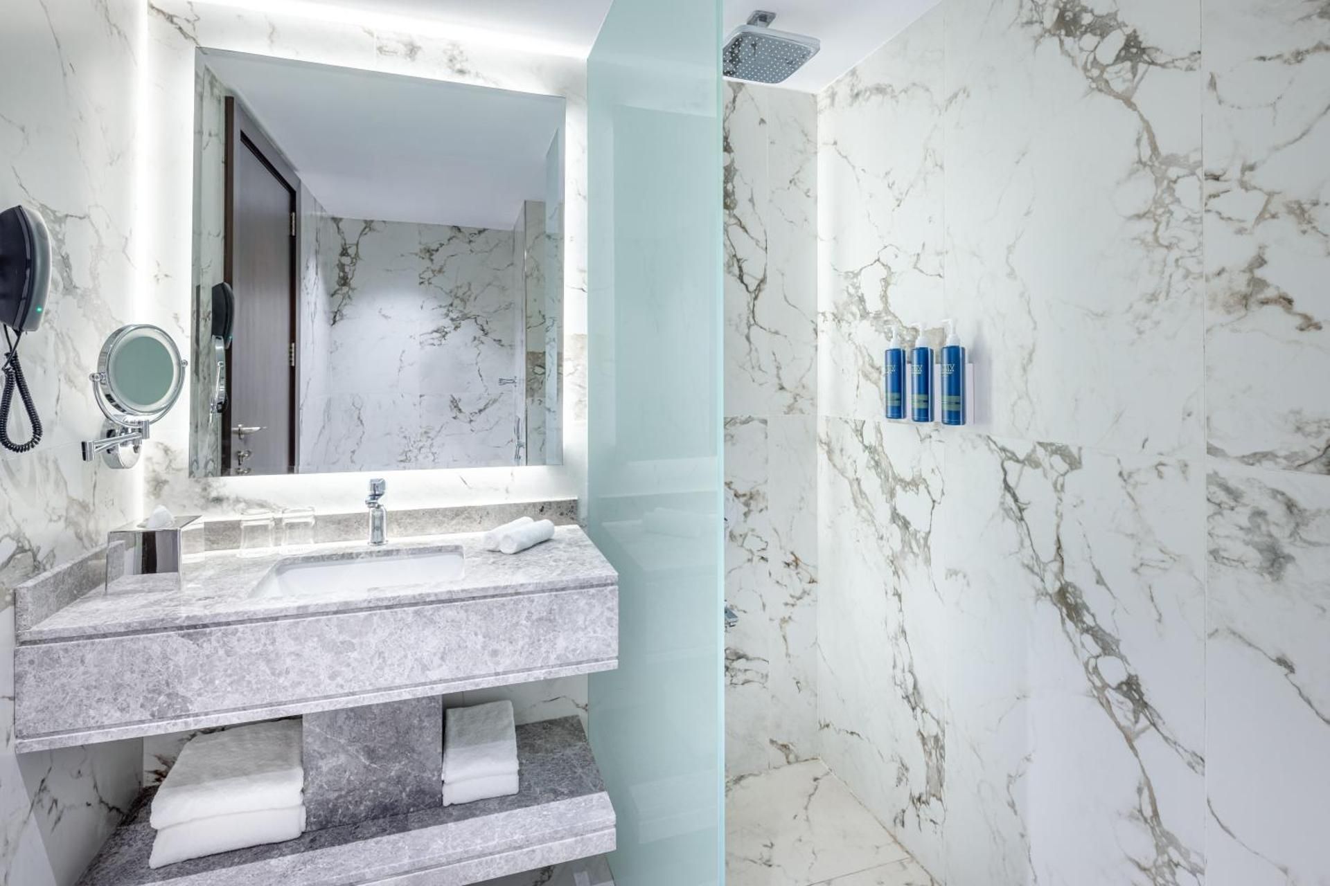 One-Bedroom Junior King Suite with City View