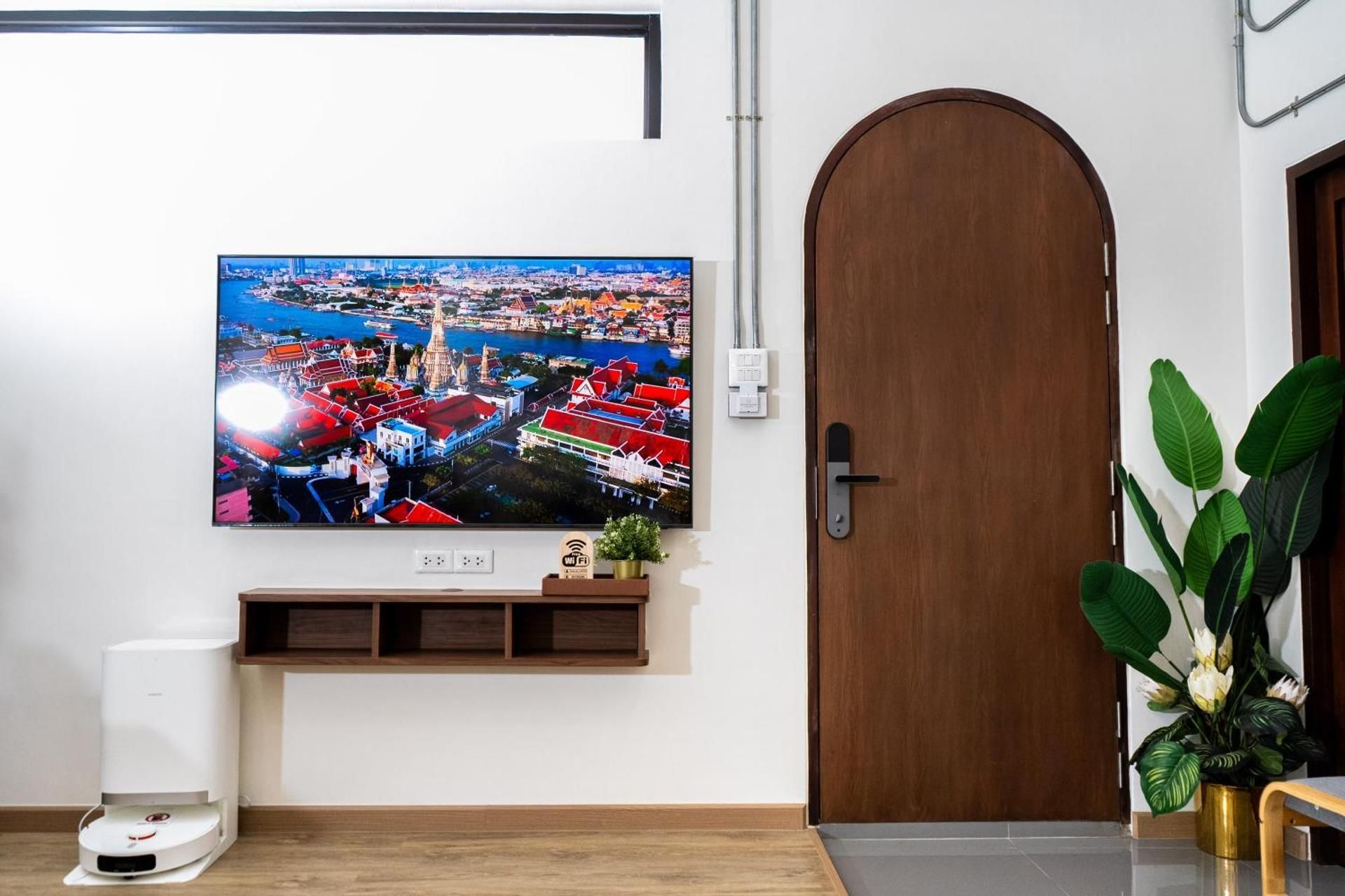 shared lounge/tv area