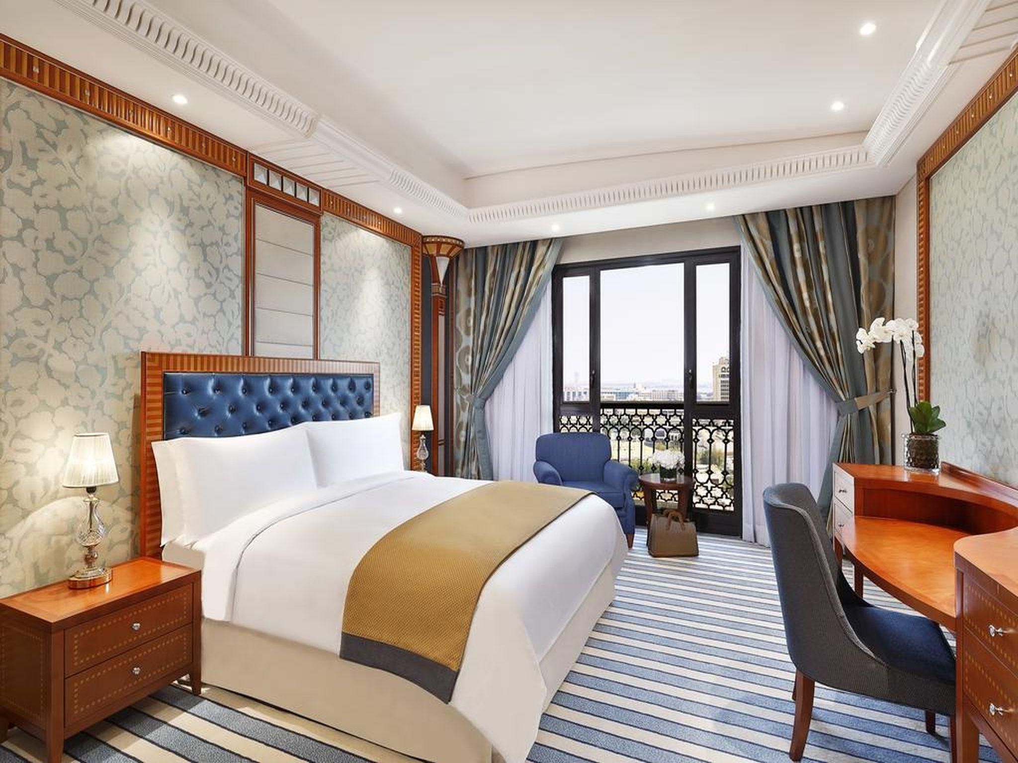 Deluxe Guest room, 1 King, City view, High floor