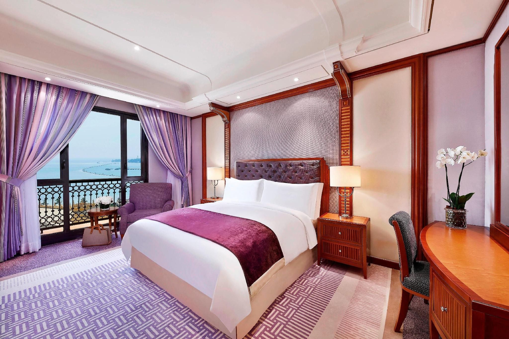 Deluxe Guest room, 1 King, Partial sea view