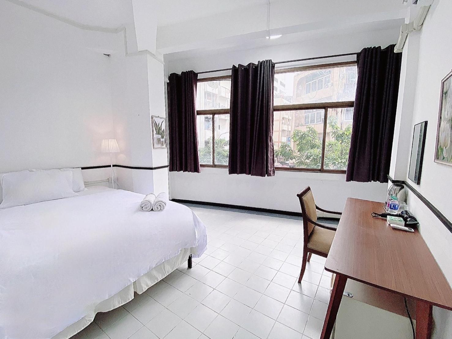 Deluxe - 1 Queen Bed