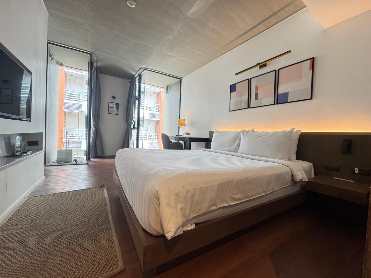 Deluxe Queen Bed