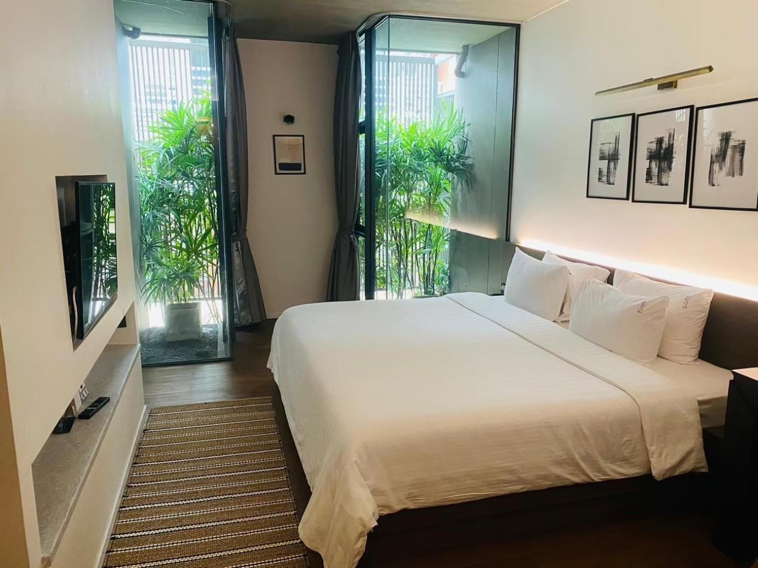 Deluxe Queen Bed
