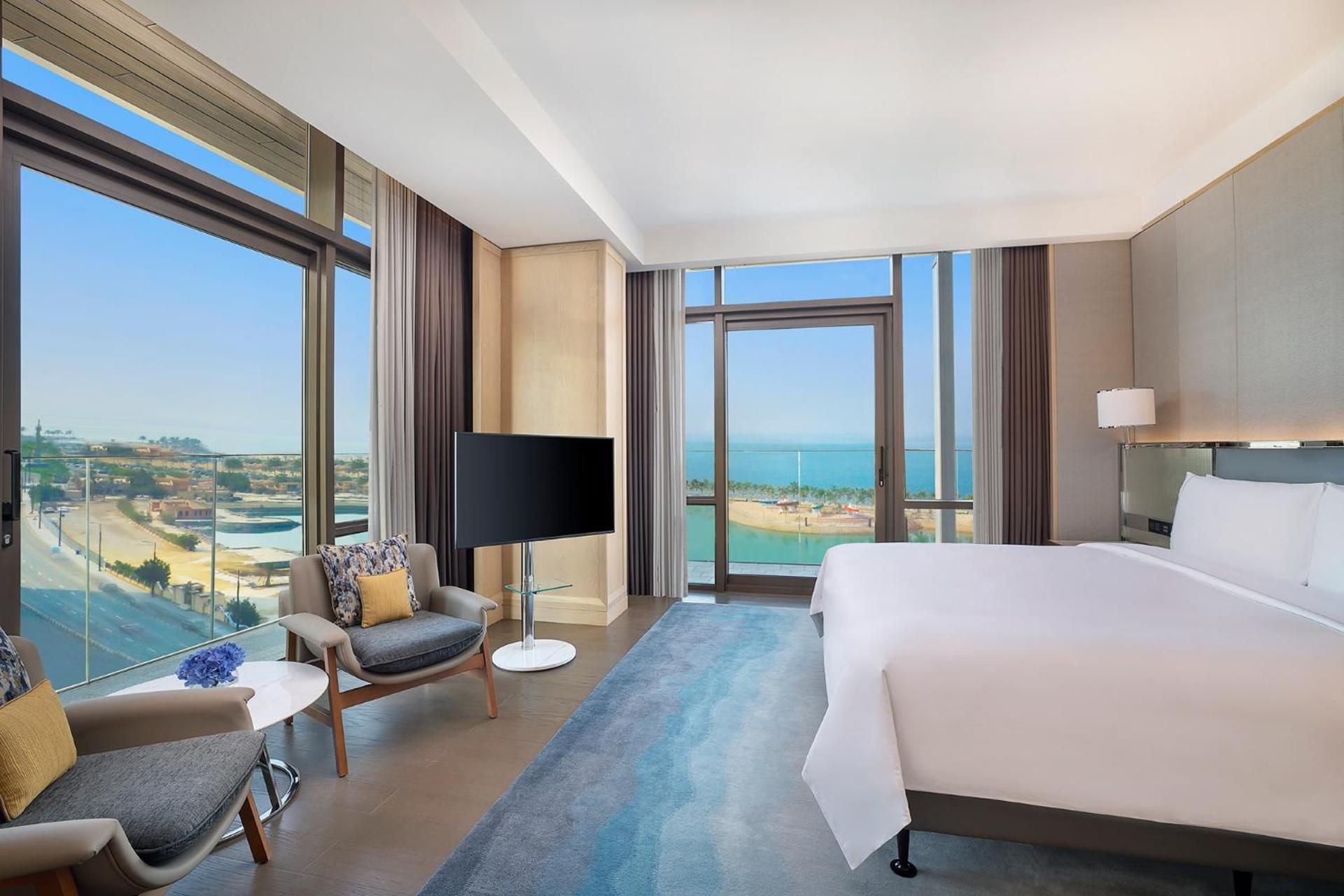 Horizon Suite Sea and City View King
