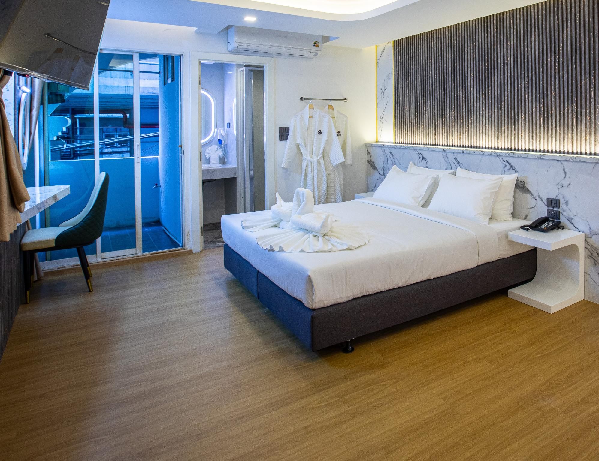 Superior King Suite