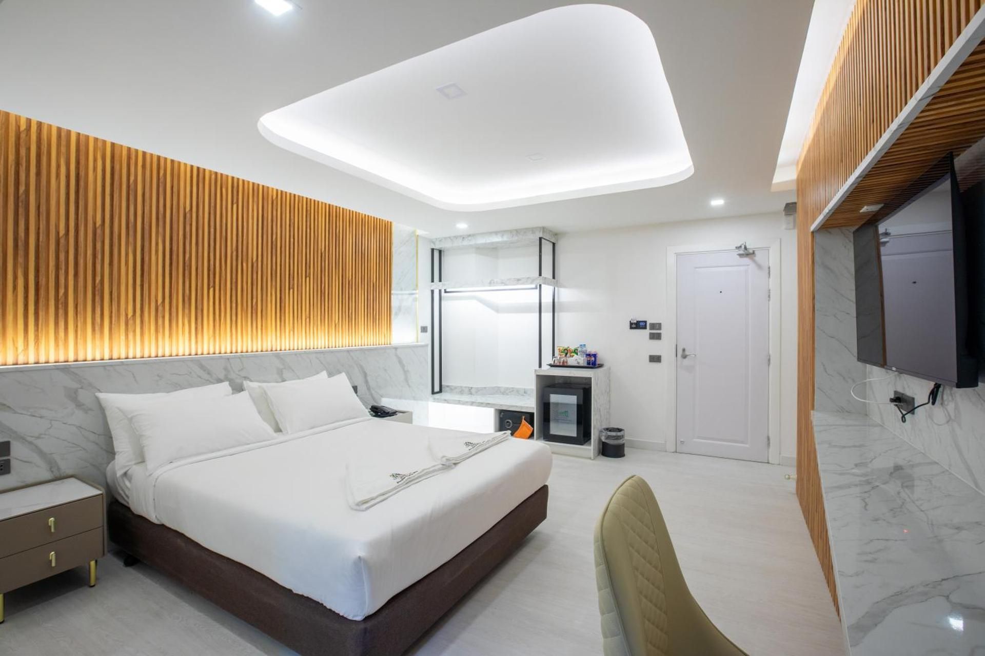 Standard - 1 Double Bed with Bathtub