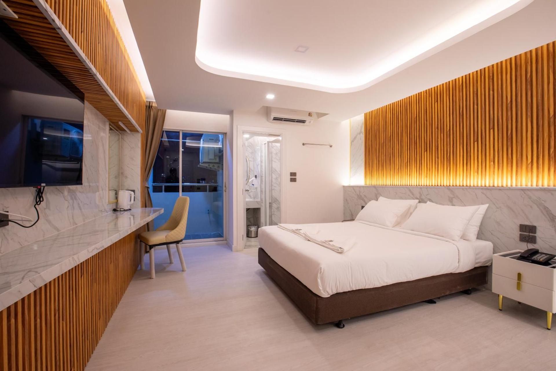 Standard - 1 Double Bed with Bathtub