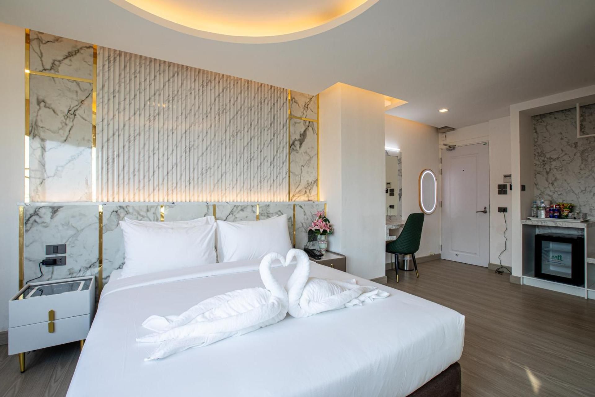 Stand Queen Room