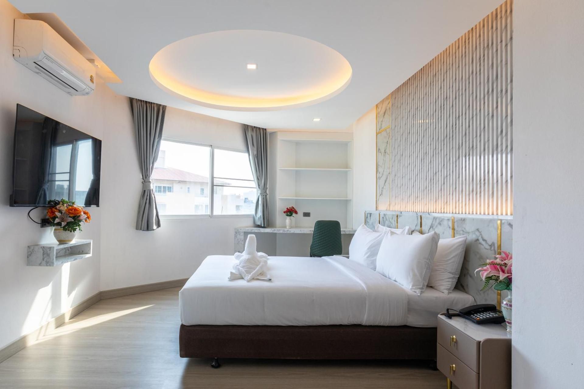 Stand Queen Room