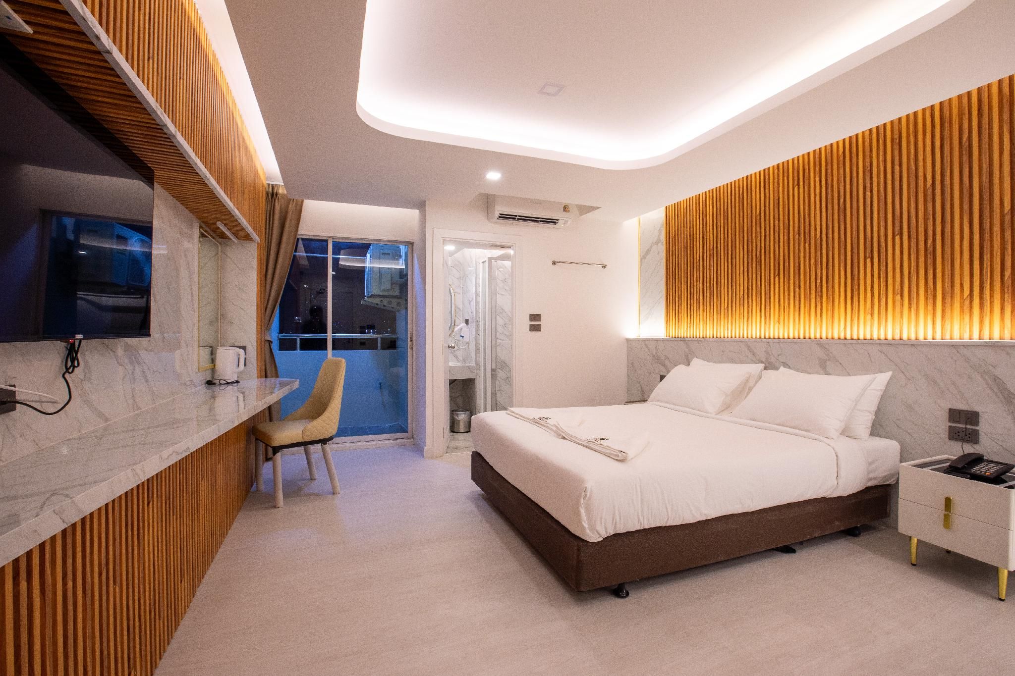 Standard - 1 Queen Bed with Balcony
