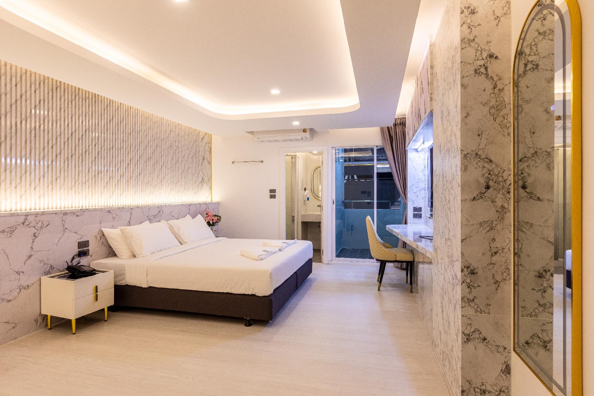 Superior King Room with Bathtub
