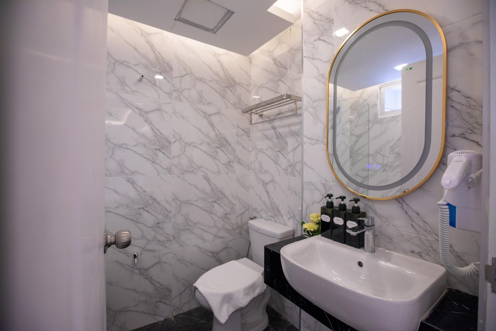 Superior Twin with Bathtub