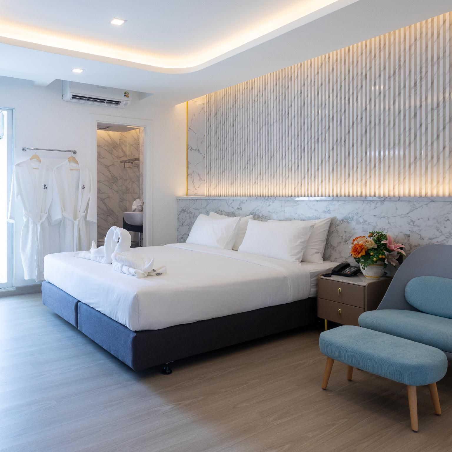 Deluxe Connecting King and Twin Rooms