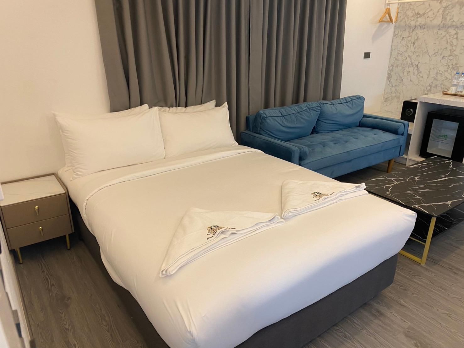 Queen Bed Room