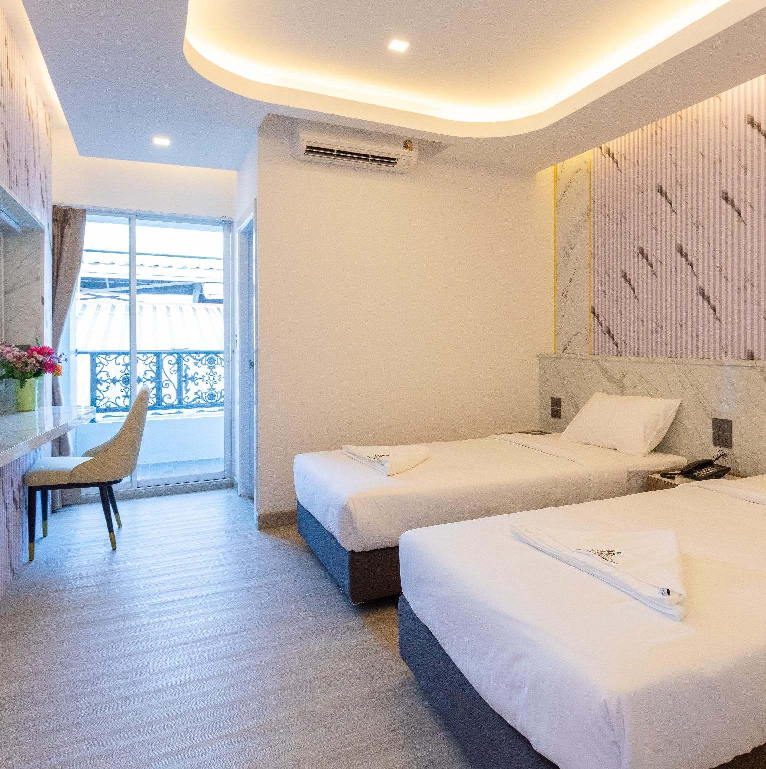 Deluxe Connecting King and Twin Rooms