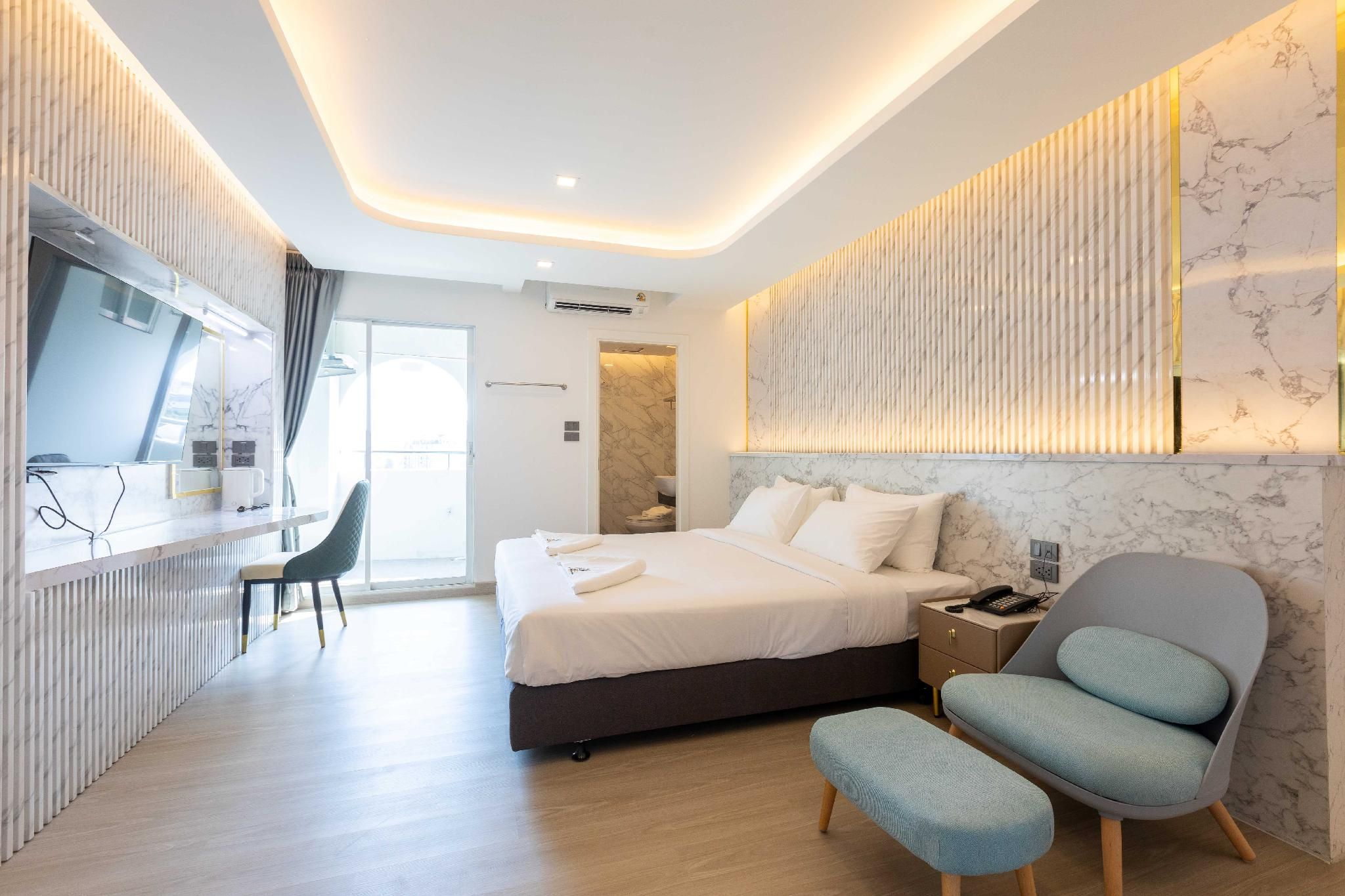 Deluxe King with Bathtub