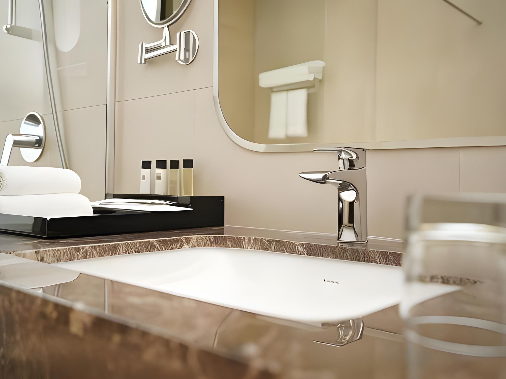 Jasmine Garden Hotel Deluxe King Room 3