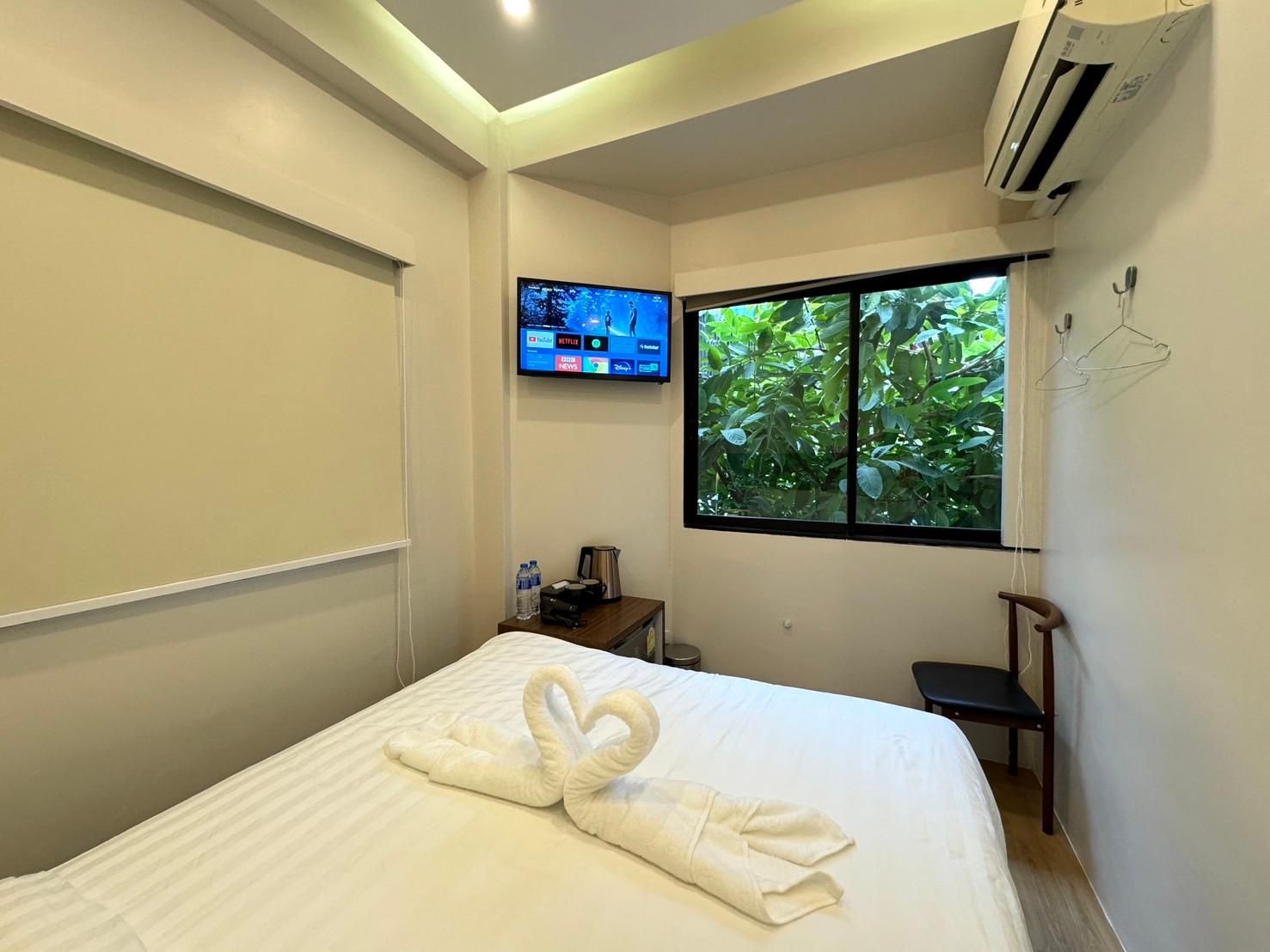 Standard - 1 Queen Bed