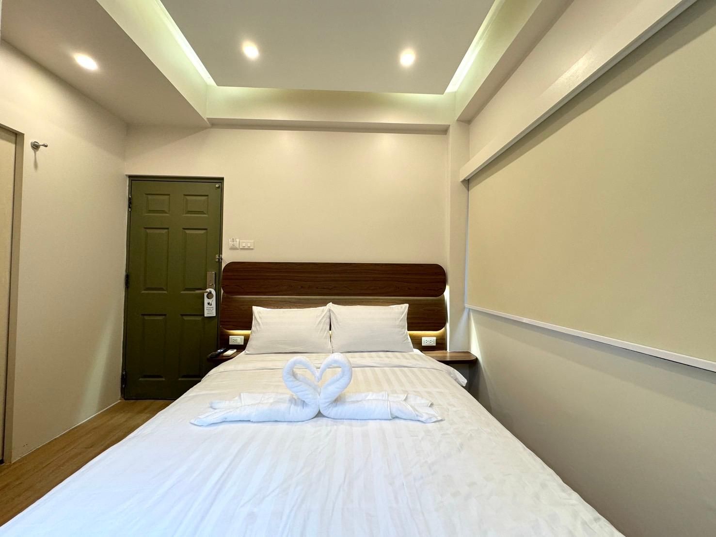 Standard - 1 Queen Bed